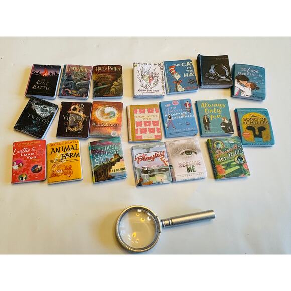 Collection of 20 miniature book models inside a vintage tin w magnifying glass - Picture 1 of 7
